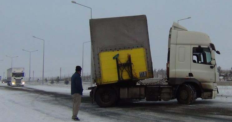 Kars'ta tırlar yollarda kaldı