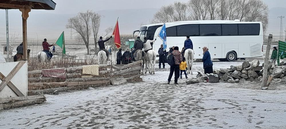 Kars'ta turistleri ciritçiler atlarla karşılıyor