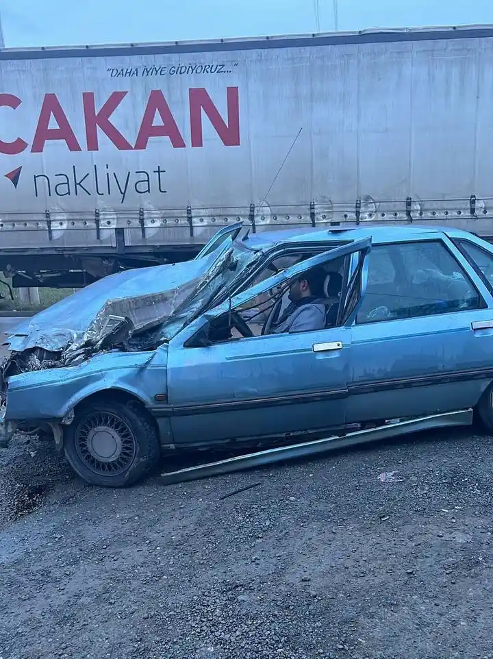 Karşı şeritten gelen tıra çarptı, kaza anı kamerada