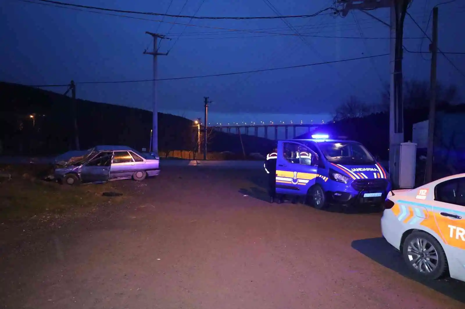 Karşı şeritten gelen tıra çarptı, kaza anı kamerada