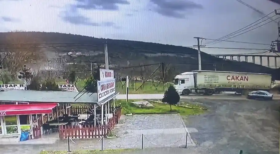Karşı şeritten gelen tıra çarptı, kaza anı kamerada