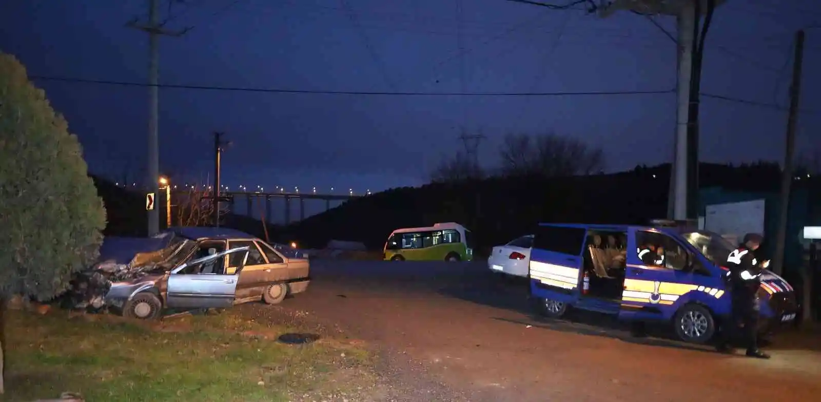 Karşı şeritten gelen tıra çarptı, kaza anı kamerada