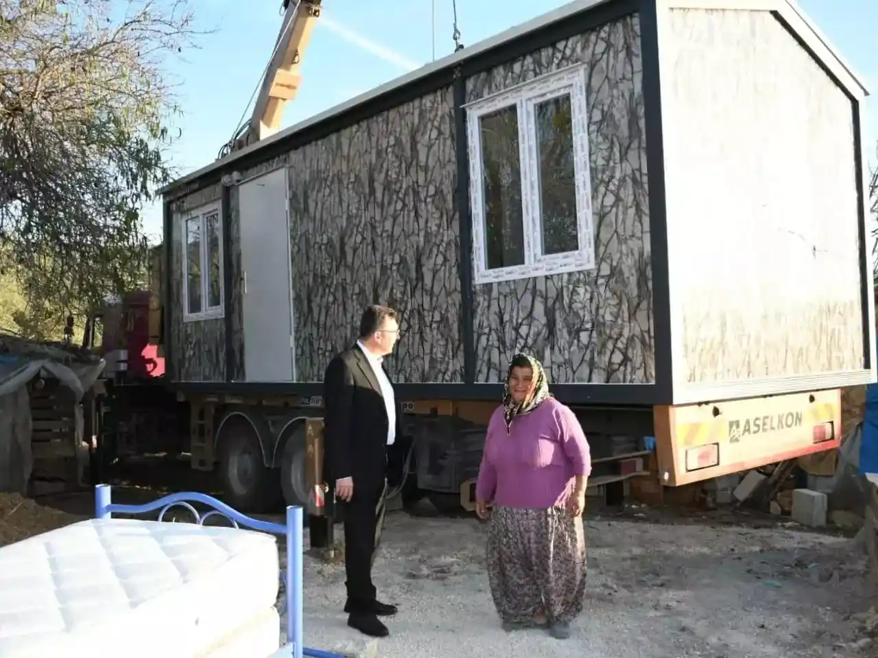 Kaymakam Şahin, yaşlı kadının ev ihtiyacına kayıtsız kalmadı