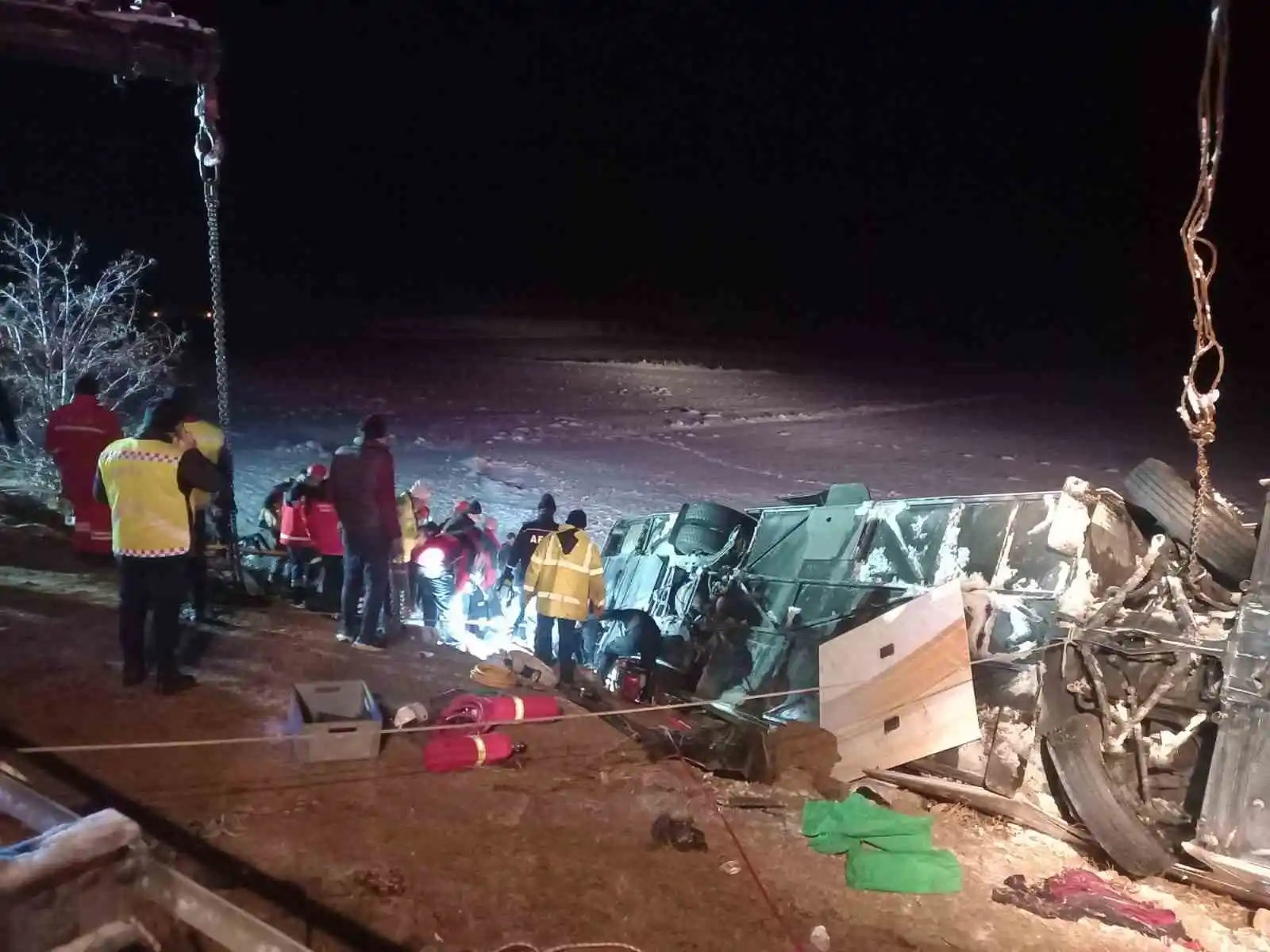 Kayseride yolcu otobüsü şarampole devrildi: 4 ölü, 24 yaralı