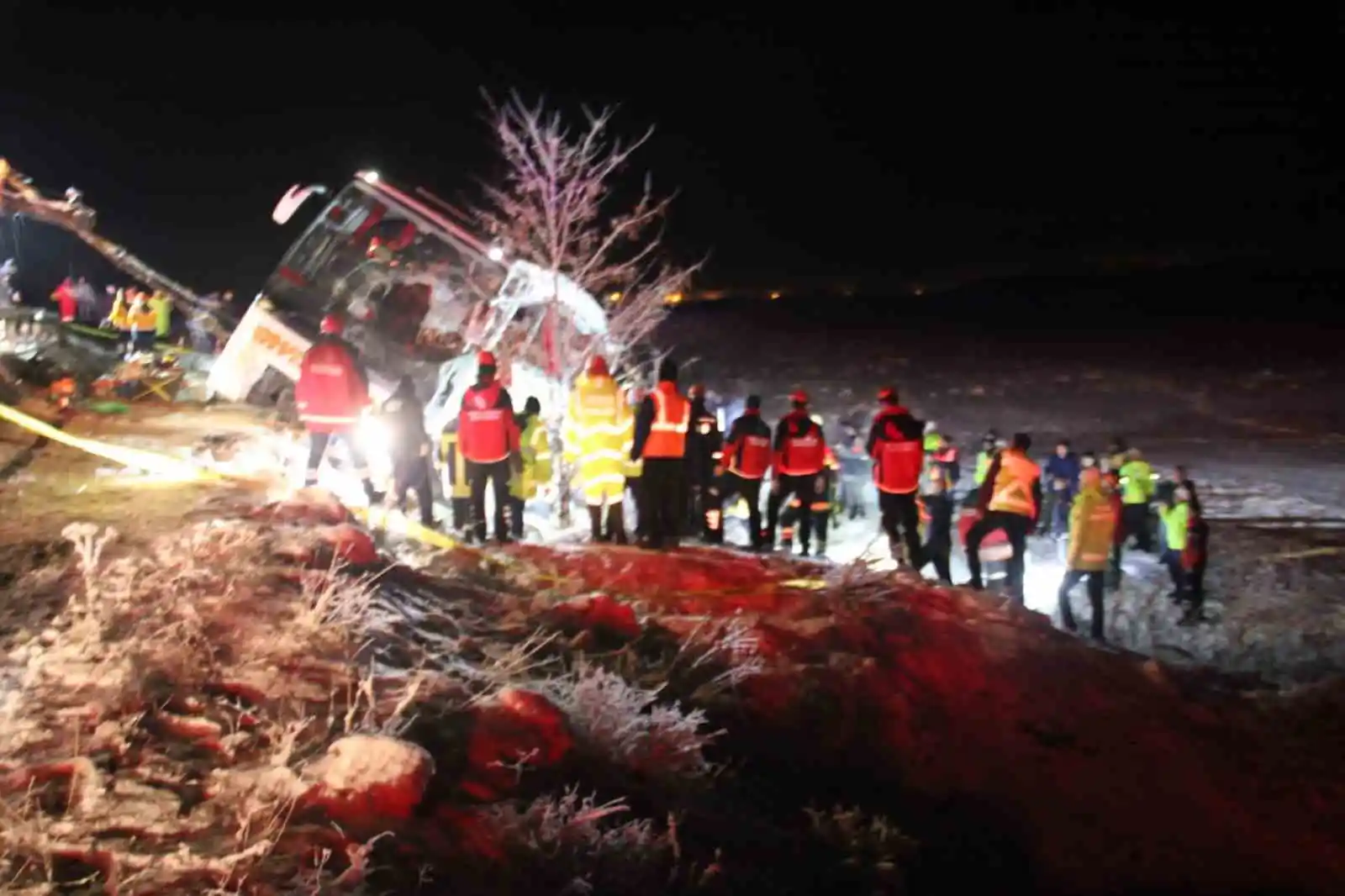 Kayseride yolcu otobüsü şarampole devrildi: 4 ölü, 24 yaralı
