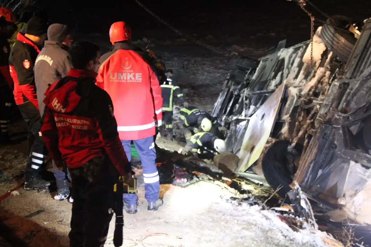 Kayseride yolcu otobüsü şarampole devrildi: 4 ölü, 24 yaralı