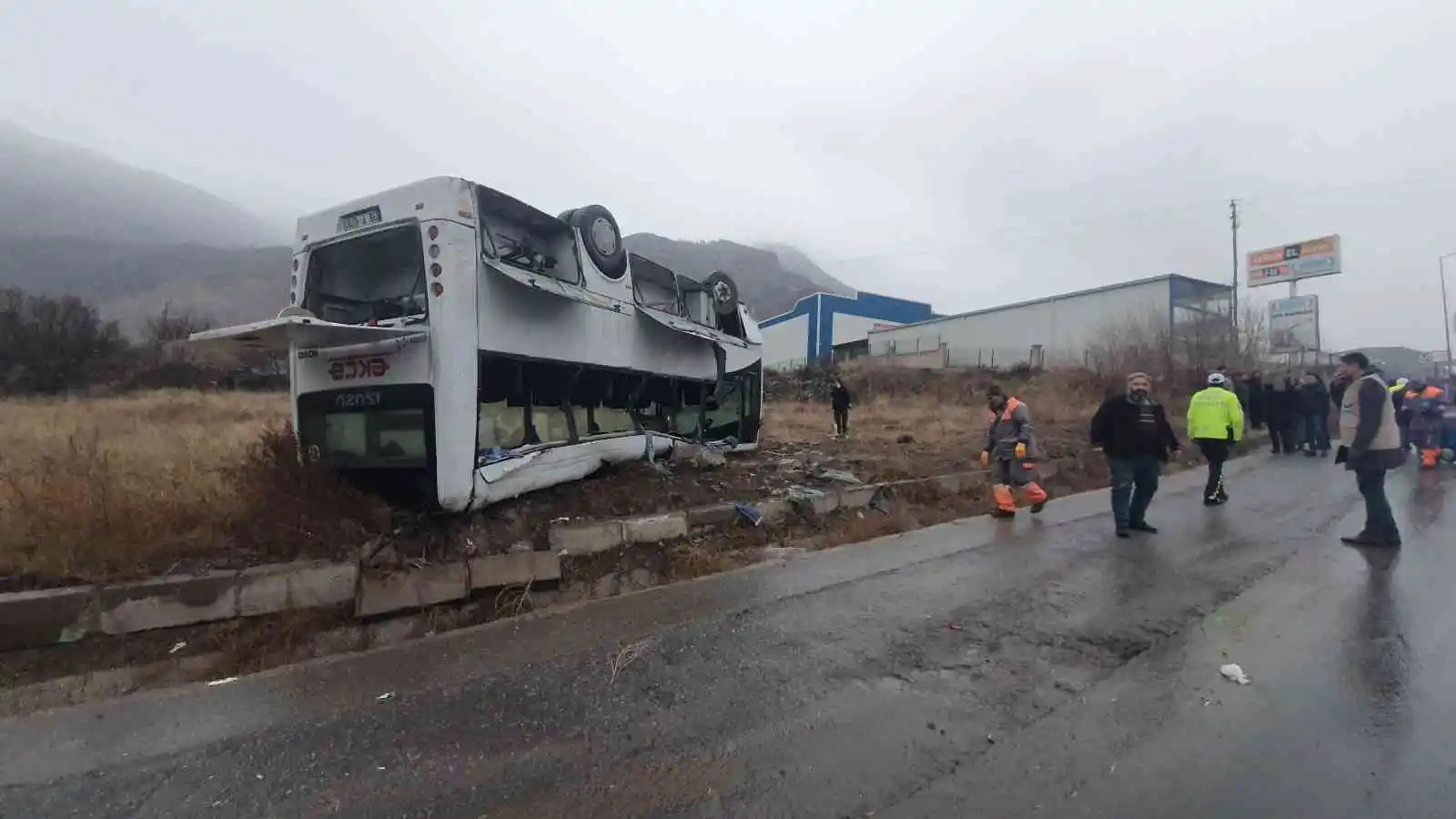 Kayseri'de yoldan çıkan işçi servisi takla attı: Çok sayıda yaralı var
