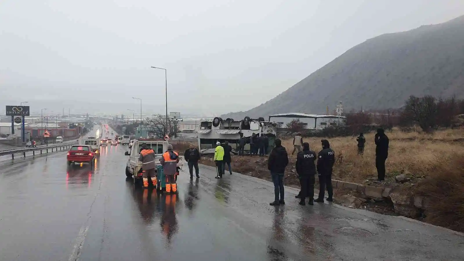 Kayseri’de yoldan çıkan işçi servisi takla attı: Çok sayıda yaralı var
