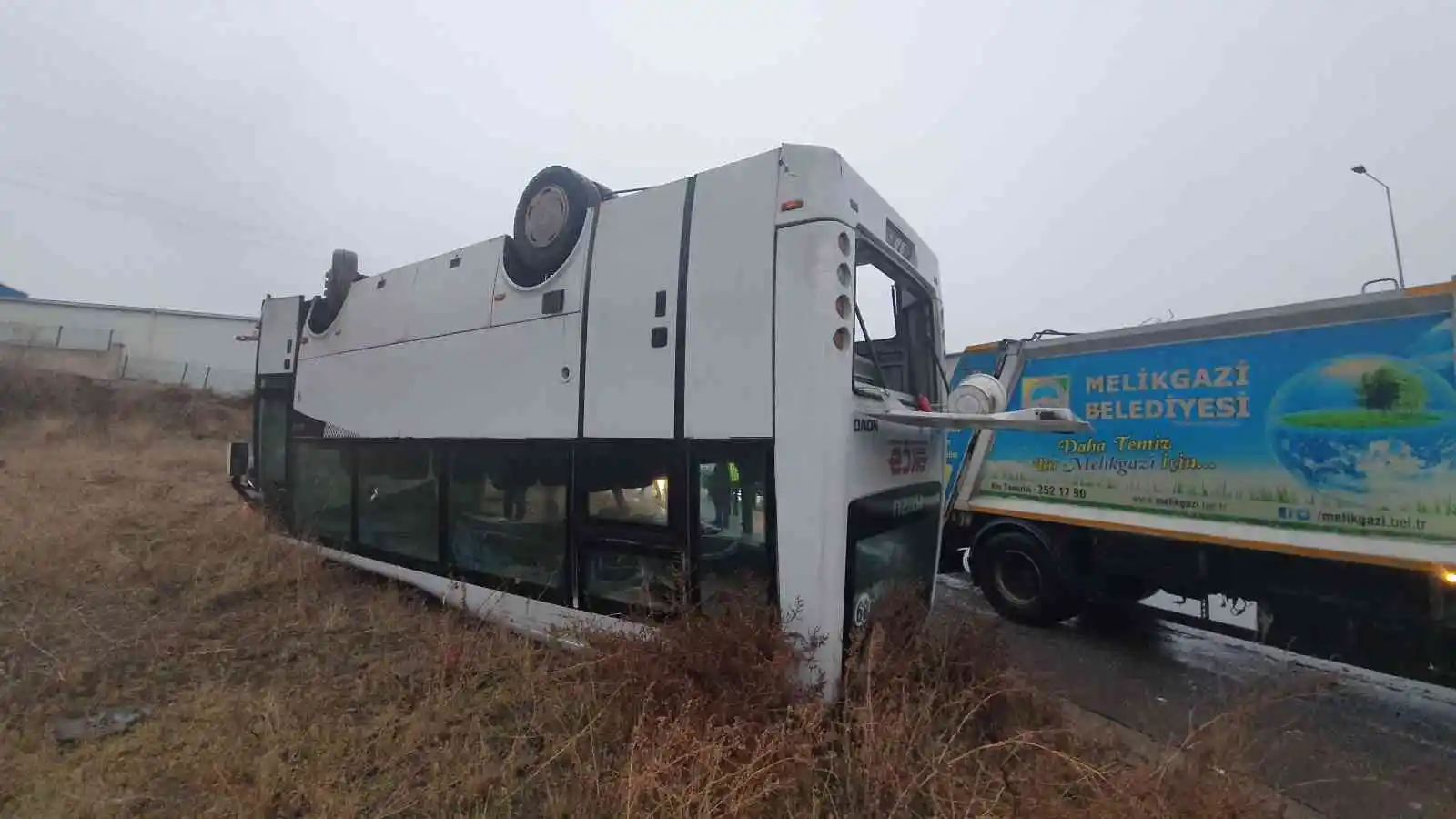 Kayseri’de yoldan çıkan işçi servisi takla attı: Çok sayıda yaralı var
