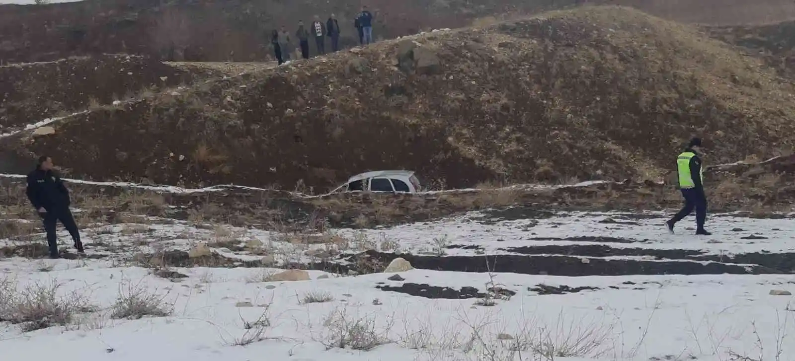 Kaza sonrası araçtan çıkamayan sürücü donarak öldü