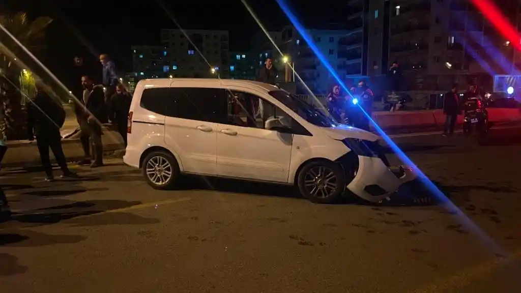 Kaza yapan alkollü sürücü, aracı yol ortasında bırakıp kaçtı
