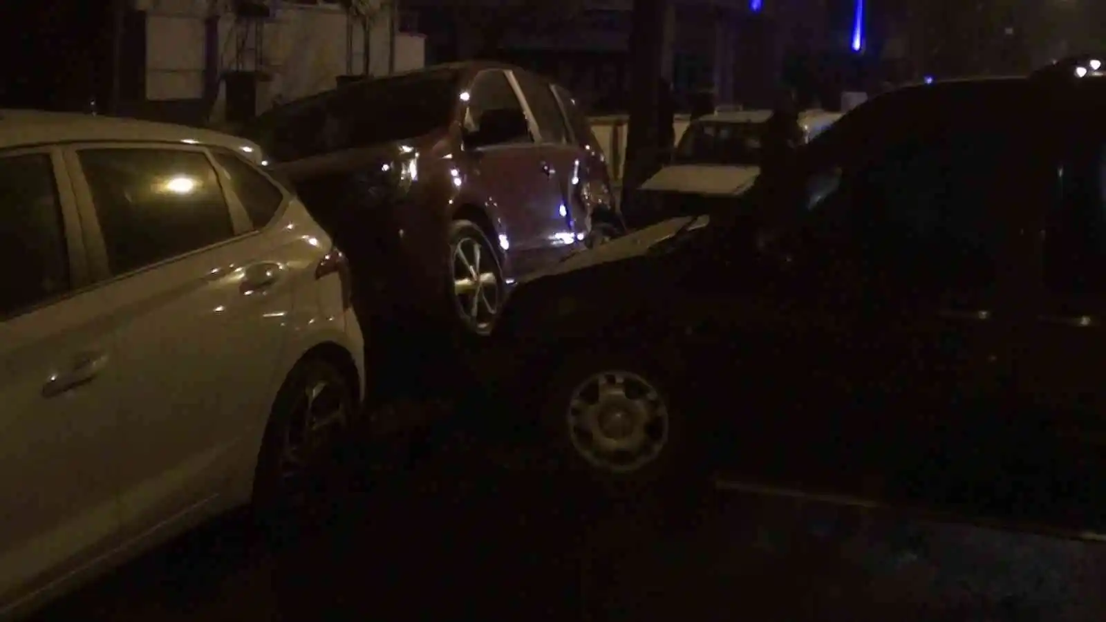 Kaza yapan otomobil park halindeki araçlara çarptı: 1 yaralı