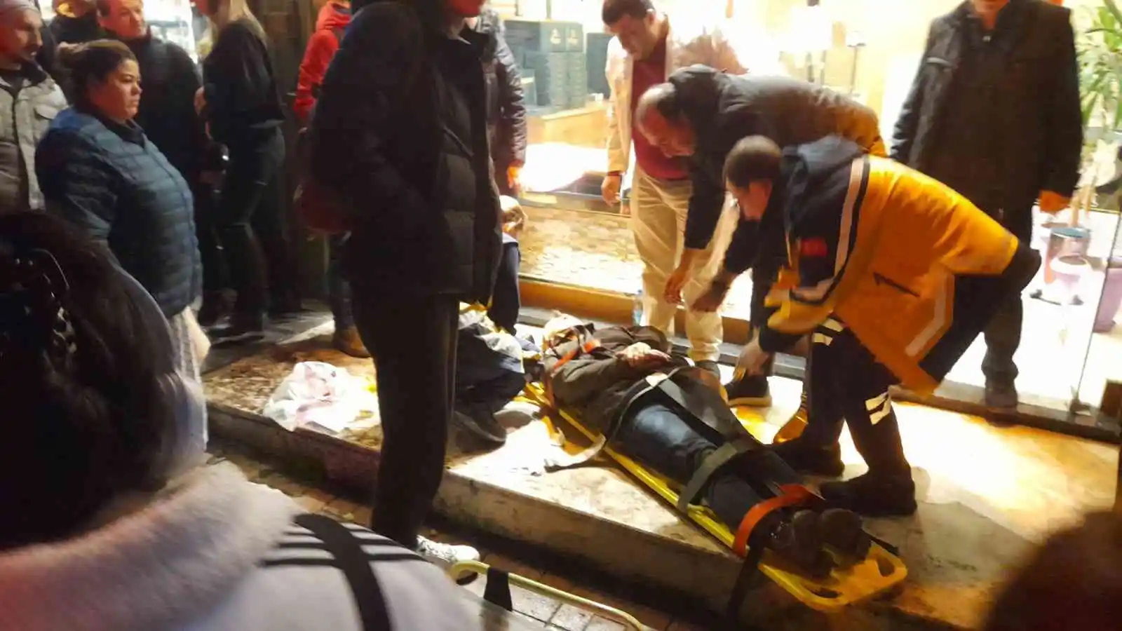 Kazaya karışan otomobil durakta bekleyenlere çarptı: 3 yaralı