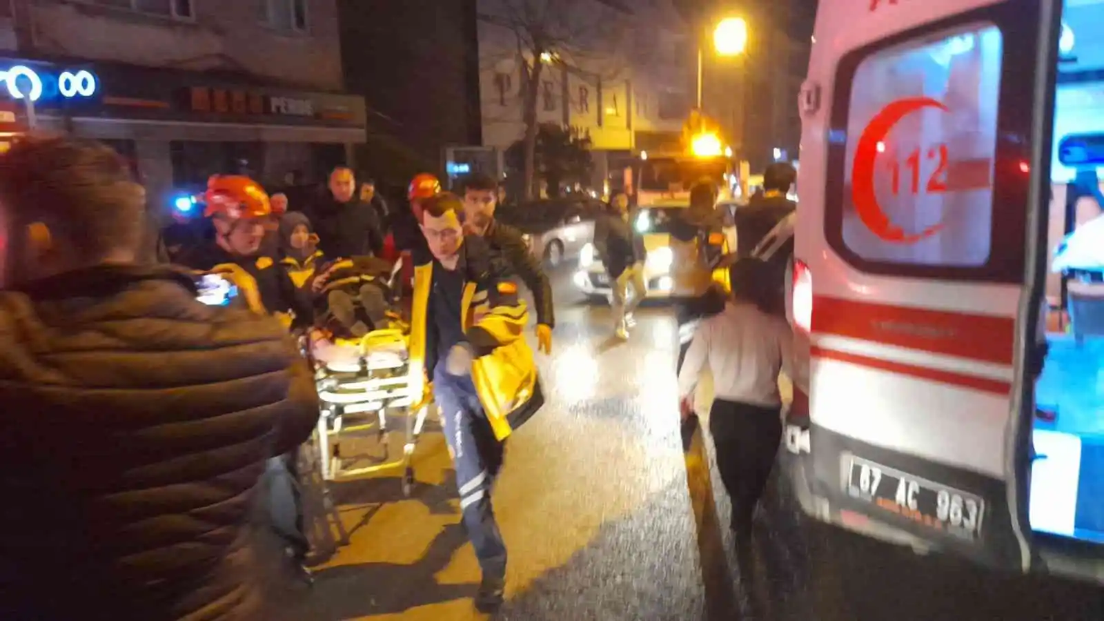 Kazaya karışan otomobil durakta bekleyenlere çarptı: 3 yaralı