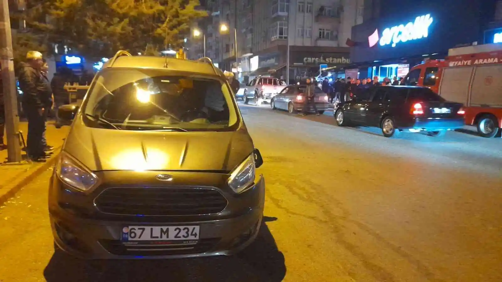 Kazaya karışan otomobil durakta bekleyenlere çarptı: 3 yaralı