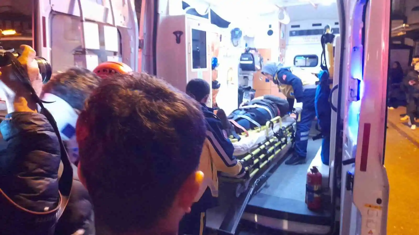 Kazaya karışan otomobil durakta bekleyenlere çarptı: 3 yaralı