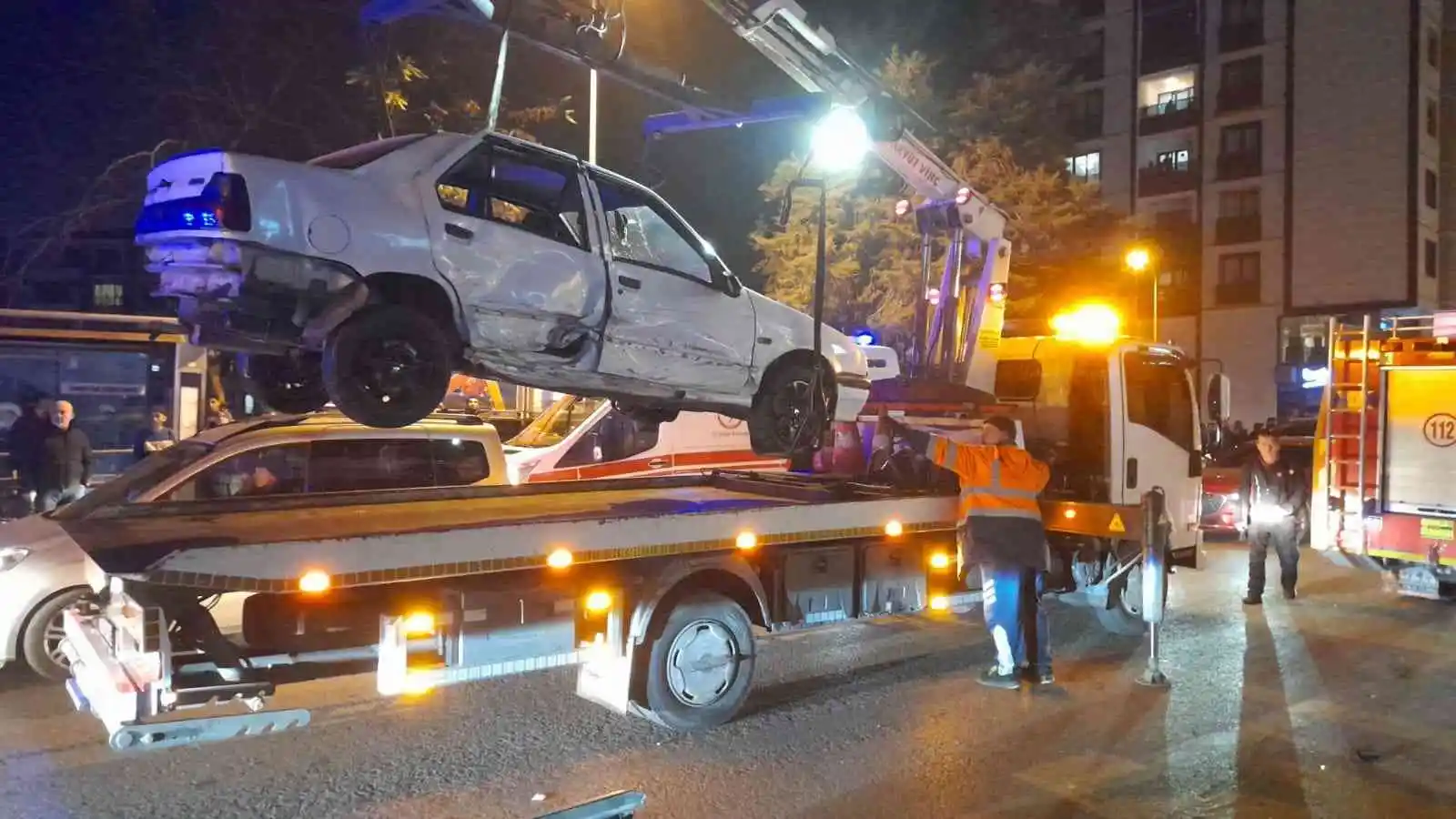 Kazaya karışan otomobil durakta bekleyenlere çarptı: 3 yaralı