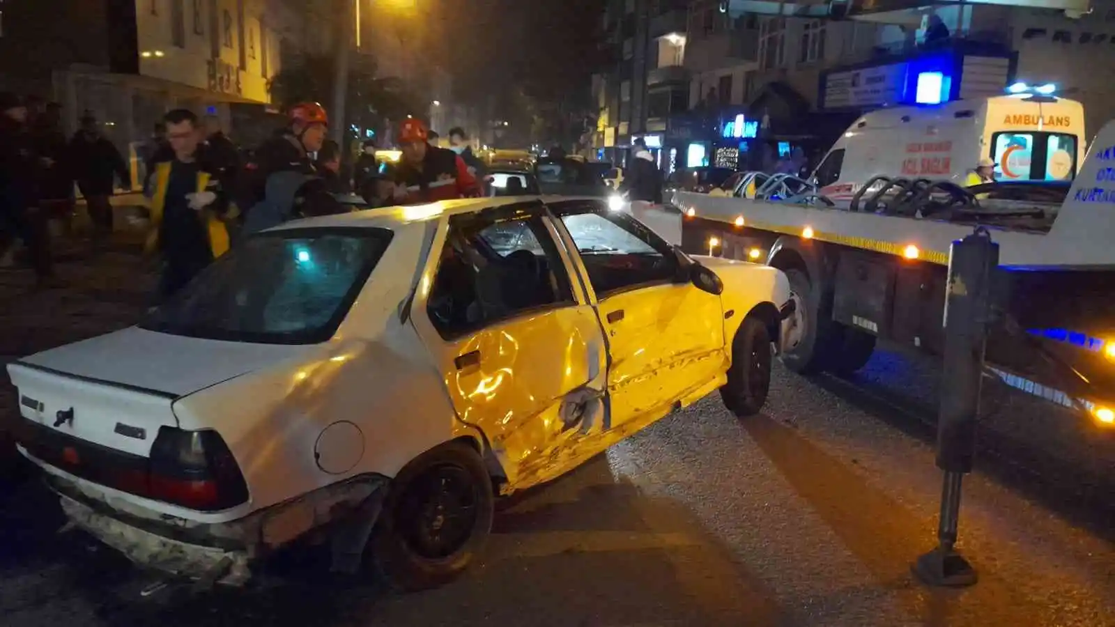 Kazaya karışan otomobil durakta bekleyenlere çarptı: 3 yaralı