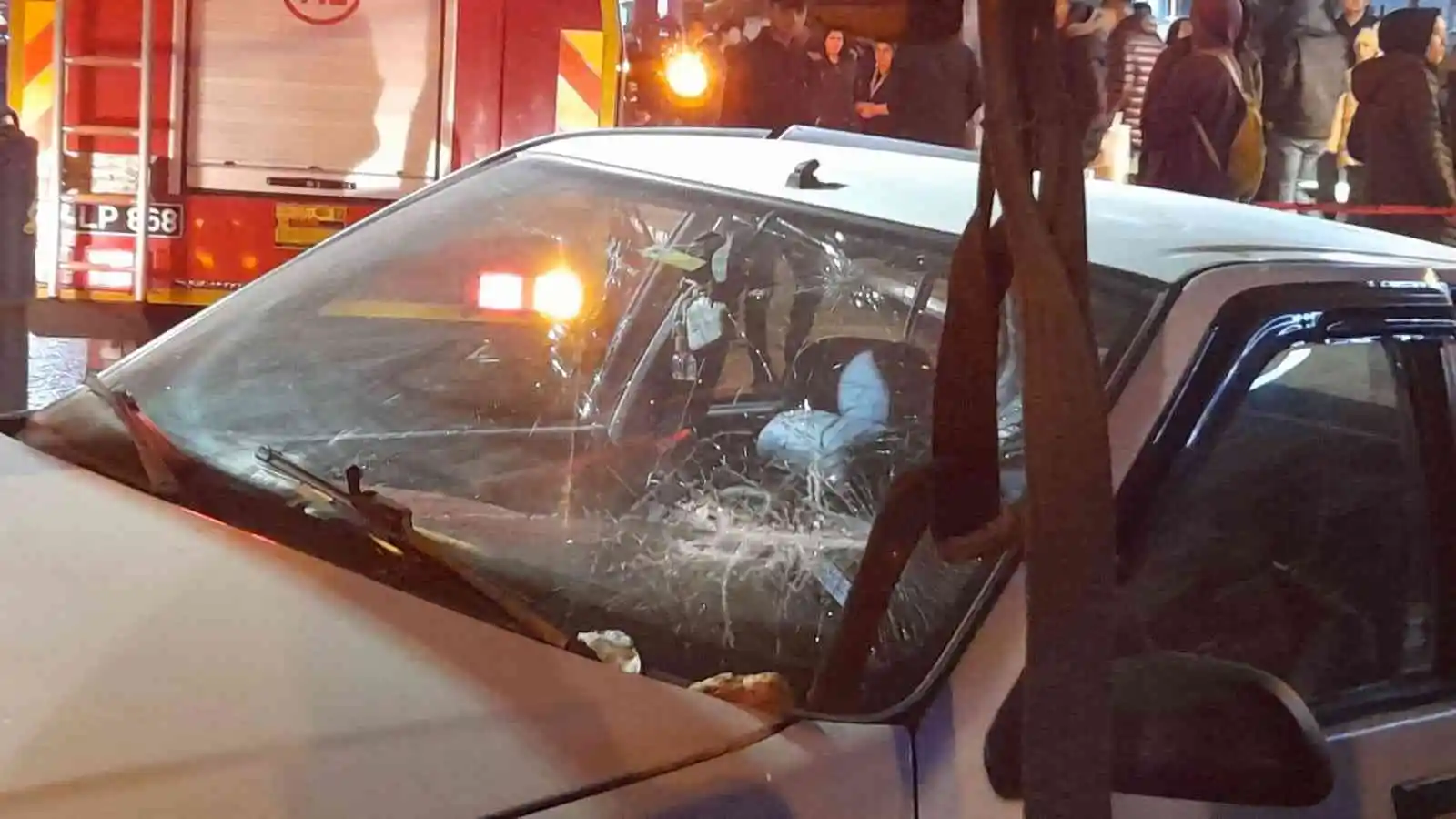 Kazaya karışan otomobil durakta bekleyenlere çarptı: 3 yaralı