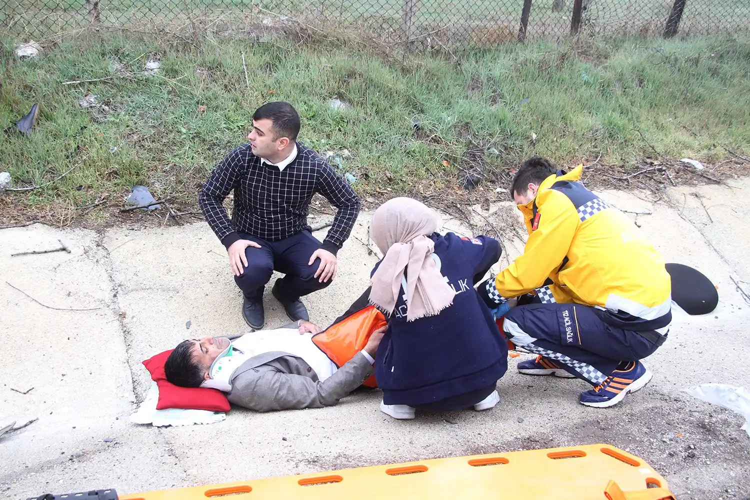Kazaya müdahale edenlere kamyonet çarptı: 1 ölü, 1’i polis 3 yaralı