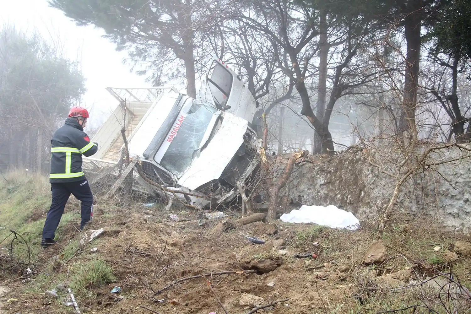 Kazaya müdahale edenlere kamyonet çarptı: 1 ölü, 1’i polis 3 yaralı
