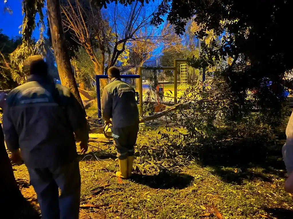 Kemer'de fırtına ve yağmur etkili oldu
