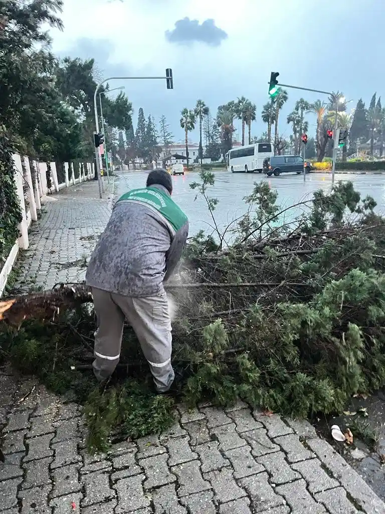 Kemer’de fırtına ve yağmur etkili oldu
