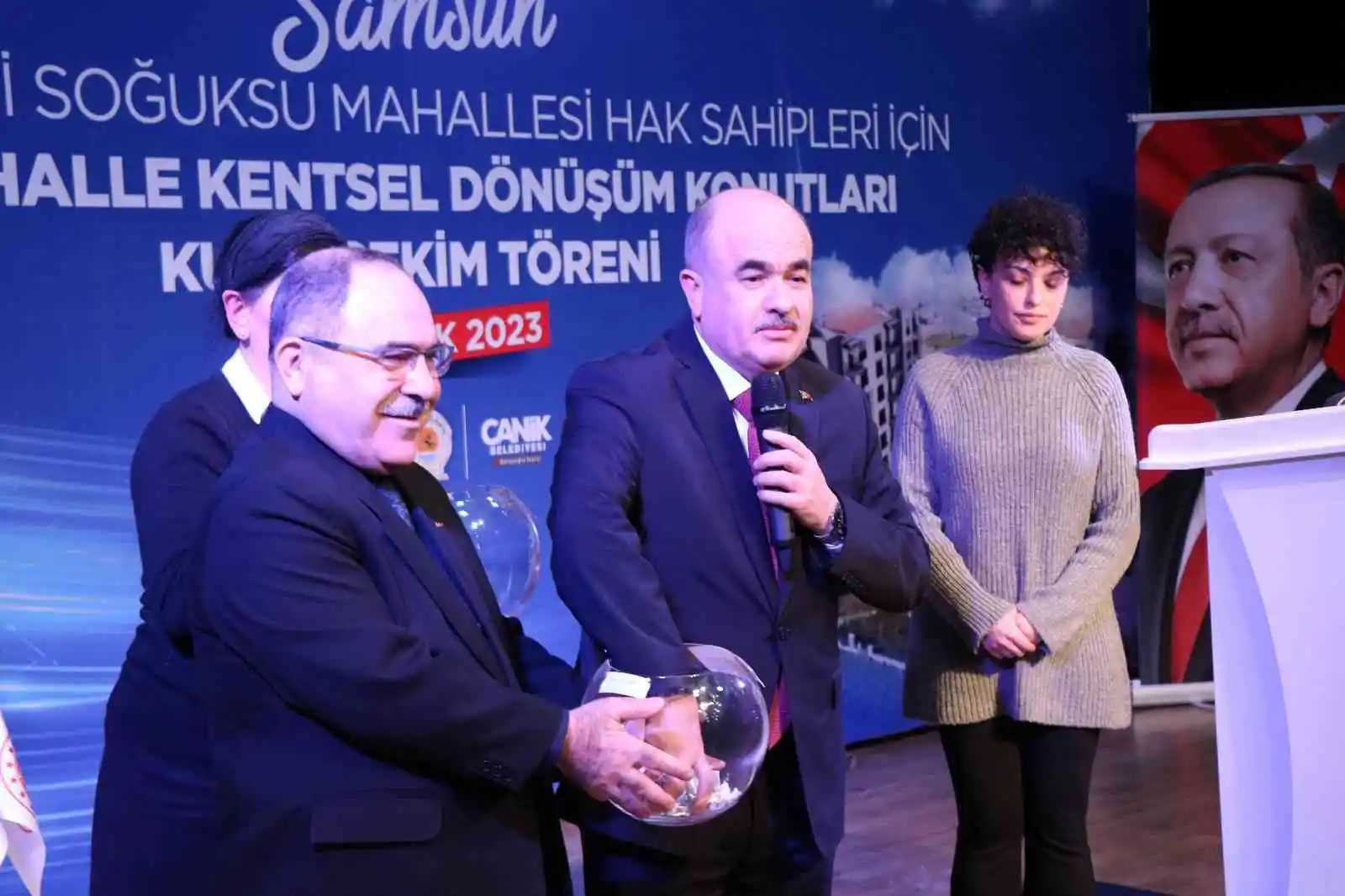 Kentsel dönüşüm hak sahiplerinin kura heyecanı
