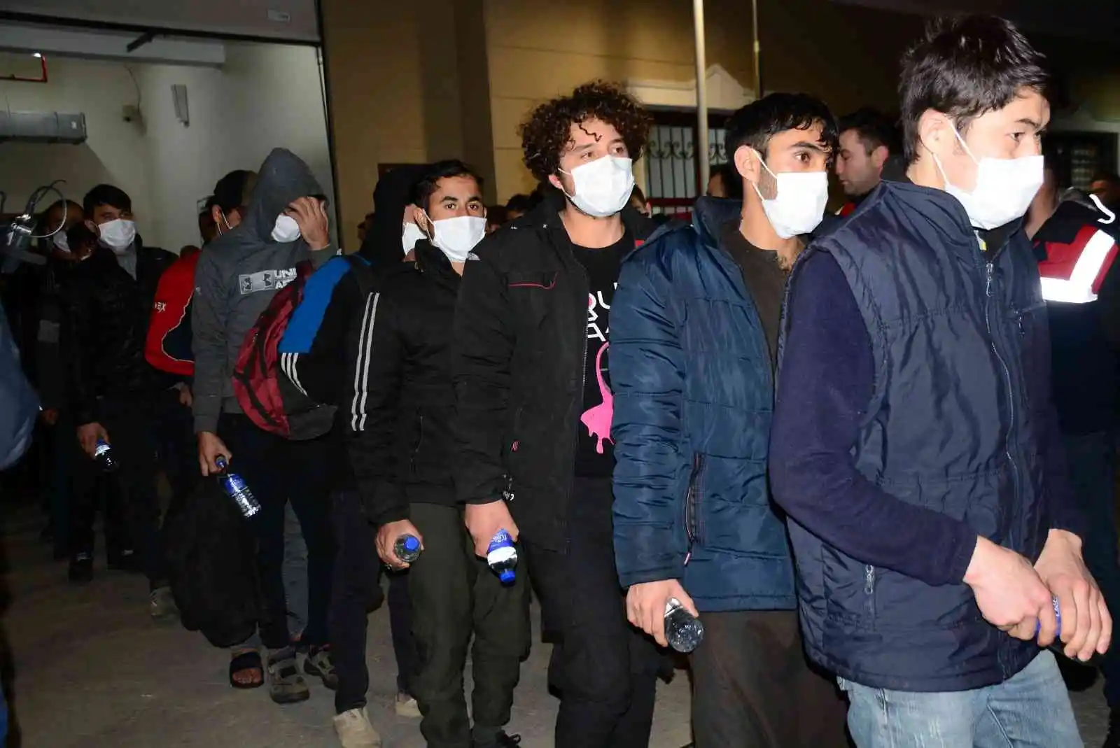 Kimisi dorseden kaçmaya çalıştı, kimisi botların altında çıktı, hepsi sınır dışı edildi