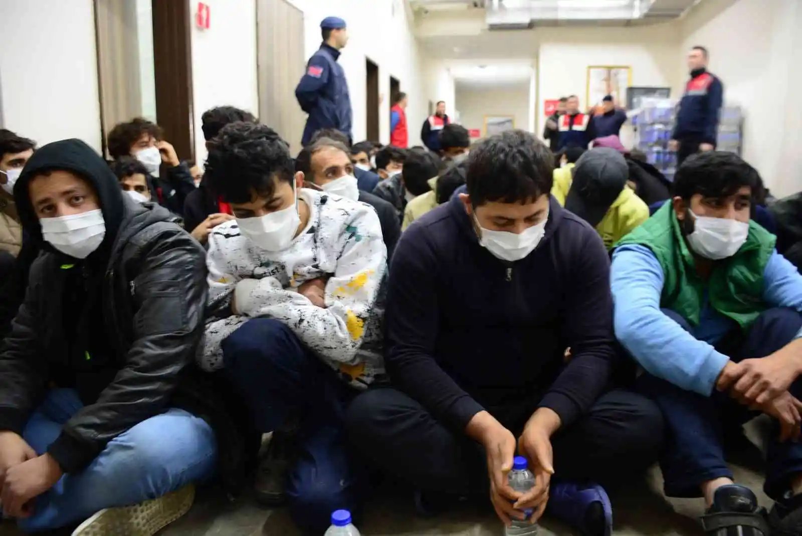 Kimisi dorseden kaçmaya çalıştı, kimisi botların altında çıktı, hepsi sınır dışı edildi