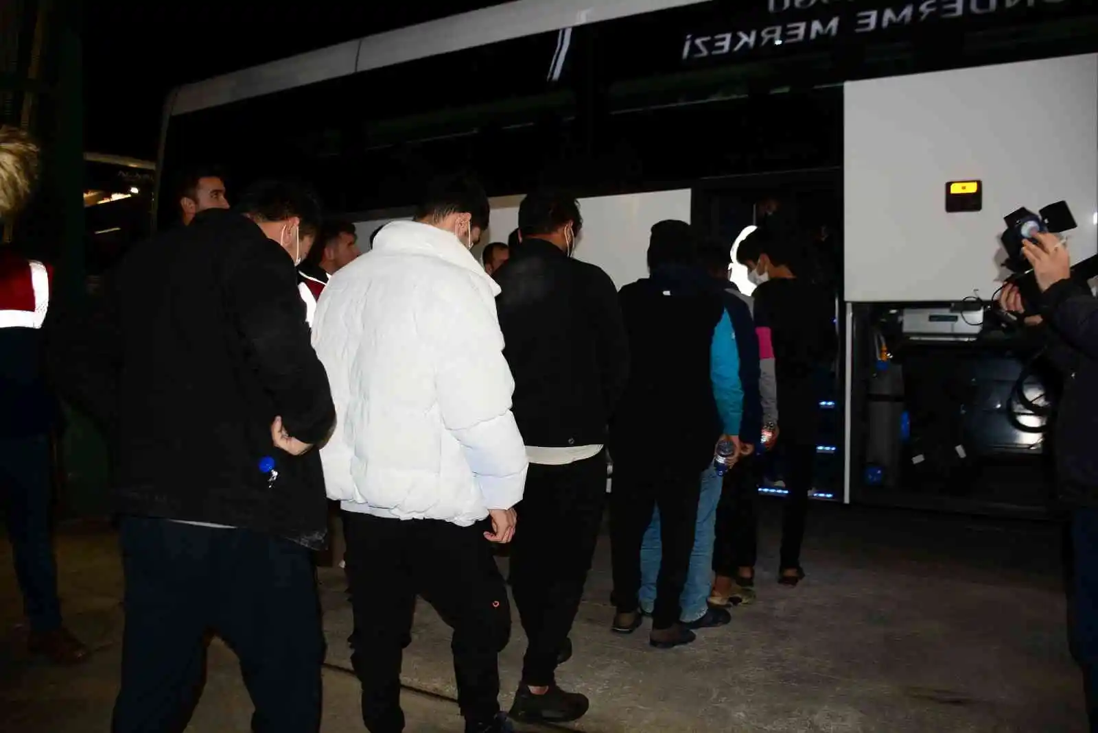 Kimisi dorseden kaçmaya çalıştı, kimisi botların altında çıktı, hepsi sınır dışı edildi