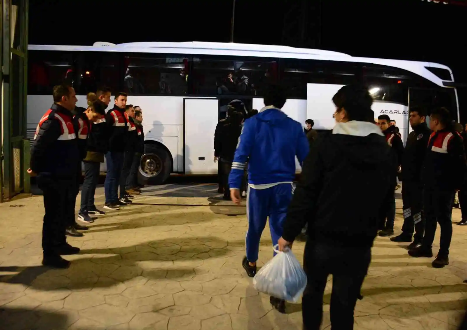 Kimisi dorseden kaçmaya çalıştı, kimisi botların altında çıktı, hepsi sınır dışı edildi
