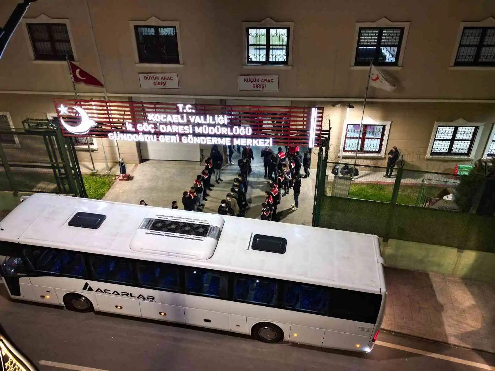 Kimisi dorseden kaçmaya çalıştı, kimisi botların altında çıktı, hepsi sınır dışı edildi