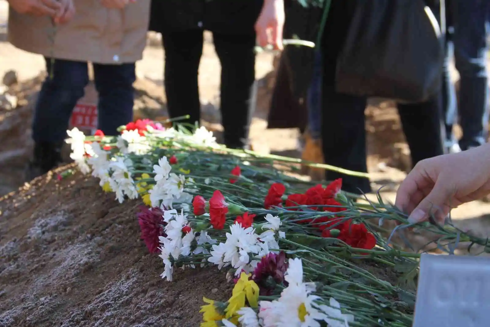 Kimsesizler mezarlığına gömülmüştü, Elazığlılar engelli kızın ’kimsesi’ oldu