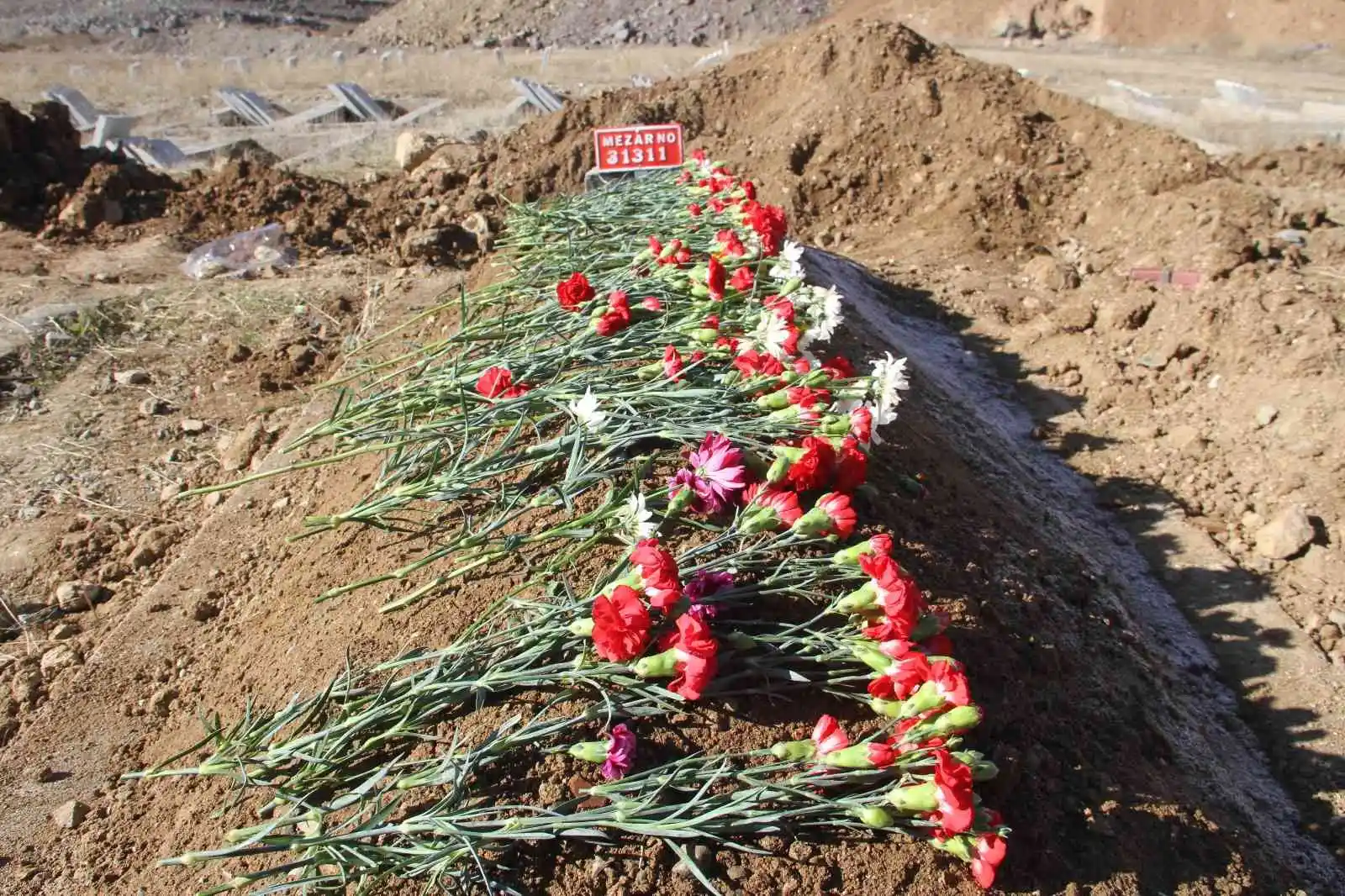 Kimsesizler mezarlığına gömülmüştü, Elazığlılar engelli kızın ’kimsesi’ oldu