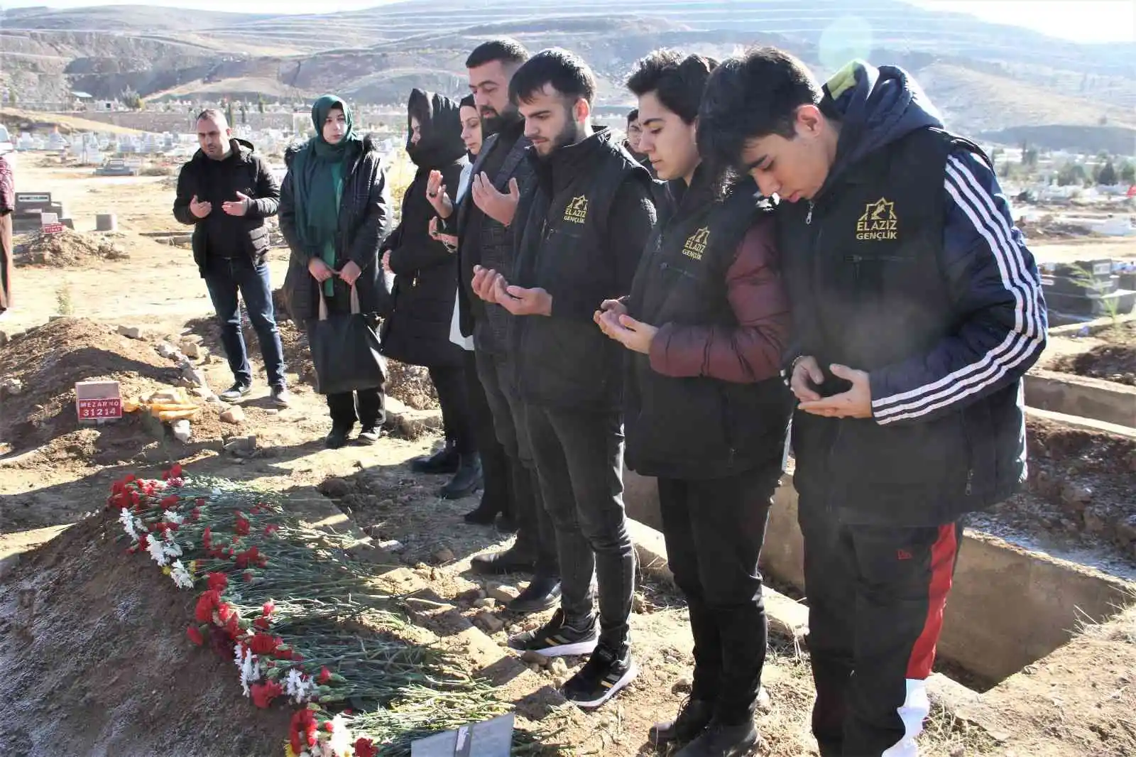Kimsesizler mezarlığına gömülmüştü, Elazığlılar engelli kızın ’kimsesi’ oldu