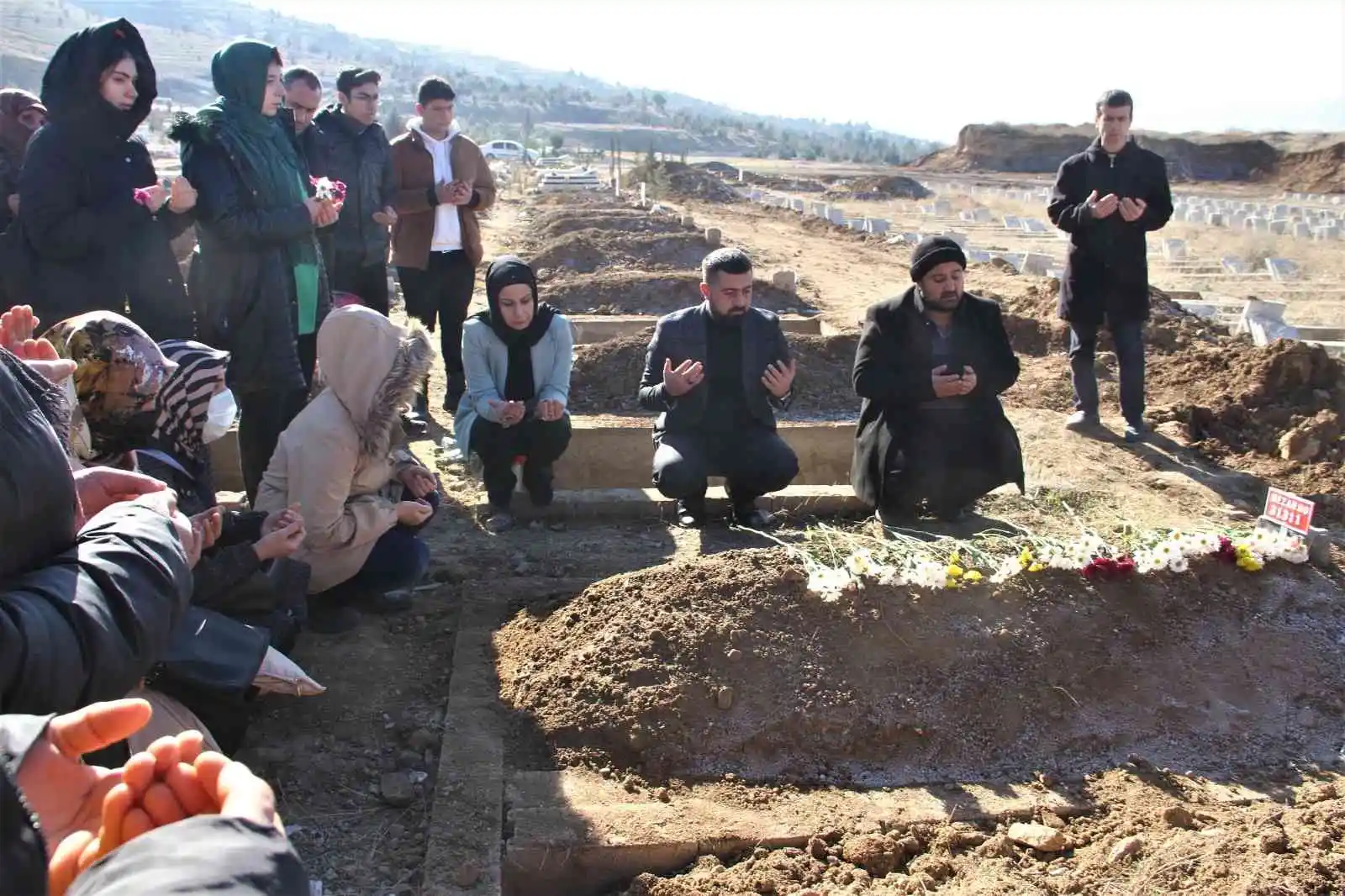 Kimsesizler mezarlığına gömülmüştü, Elazığlılar engelli kızın ’kimsesi’ oldu