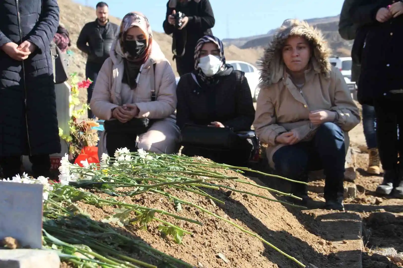 Kimsesizler mezarlığına gömülmüştü, Elazığlılar engelli kızın ’kimsesi’ oldu