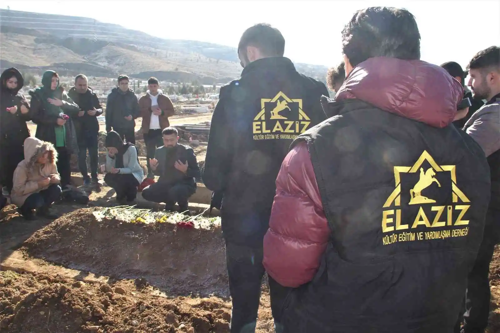 Kimsesizler mezarlığına gömülmüştü, Elazığlılar engelli kızın ’kimsesi’ oldu