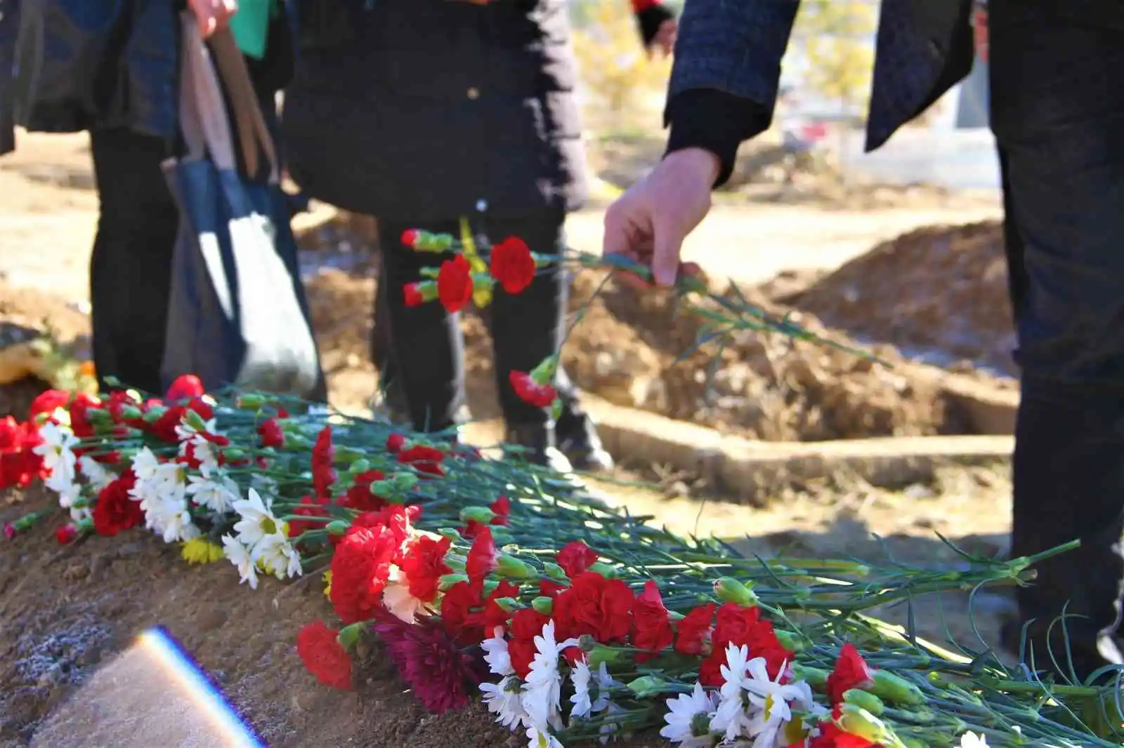 Kimsesizler mezarlığına gömülmüştü, Elazığlılar engelli kızın ’kimsesi’ oldu