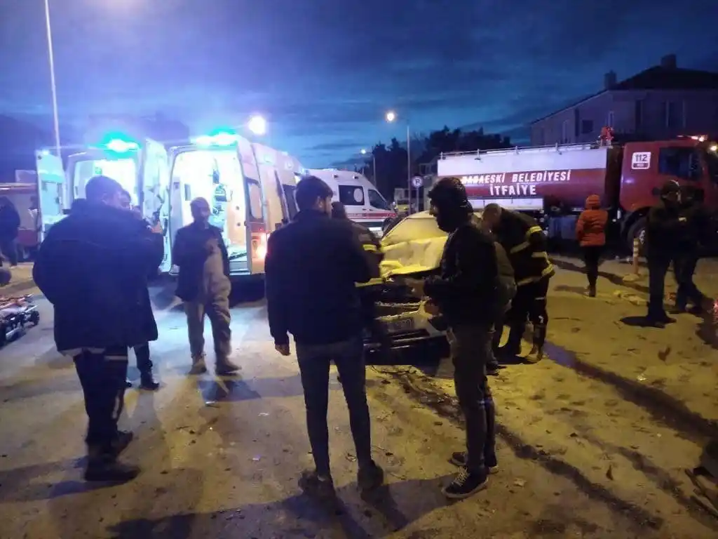 Kırklareli’nde halk otobüsü ile otomobil çarpıştı: 7 yaralı