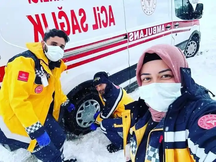 Kırşehir 112 ekipleri zorlu kış şartlarında vatandaşın yanında