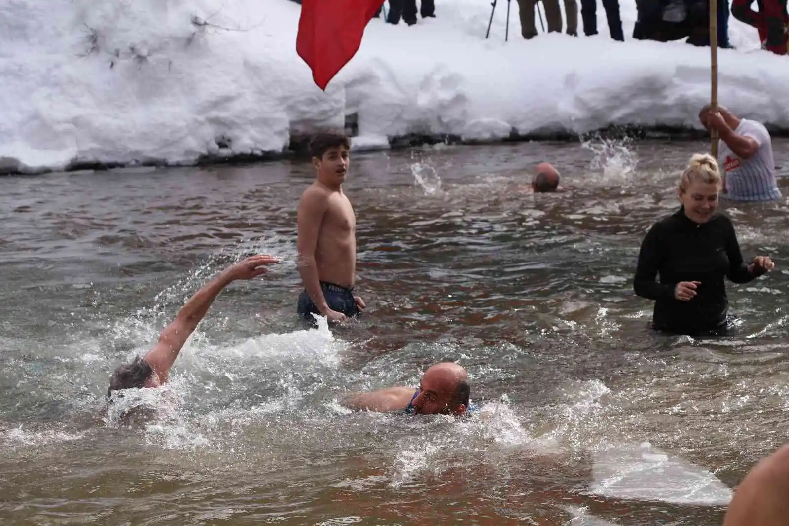 Kış Yüzme Şenliği renkli görüntülere sahne oldu
