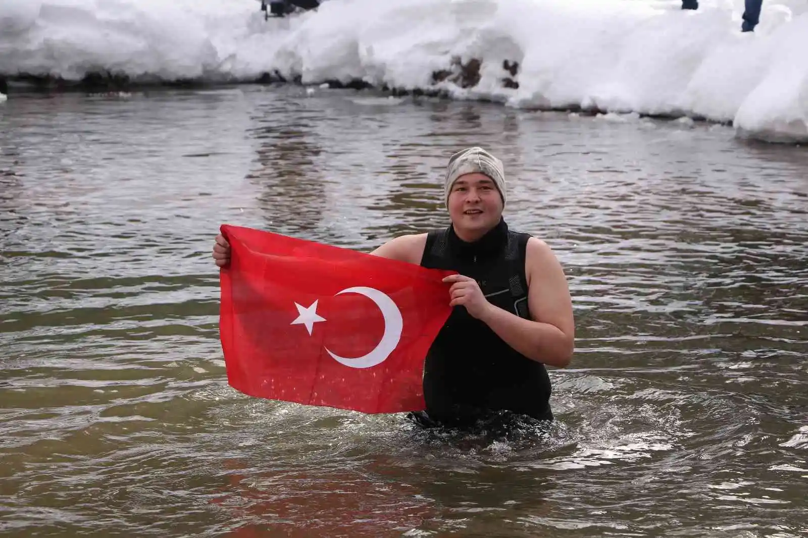 Kış Yüzme Şenliği renkli görüntülere sahne oldu