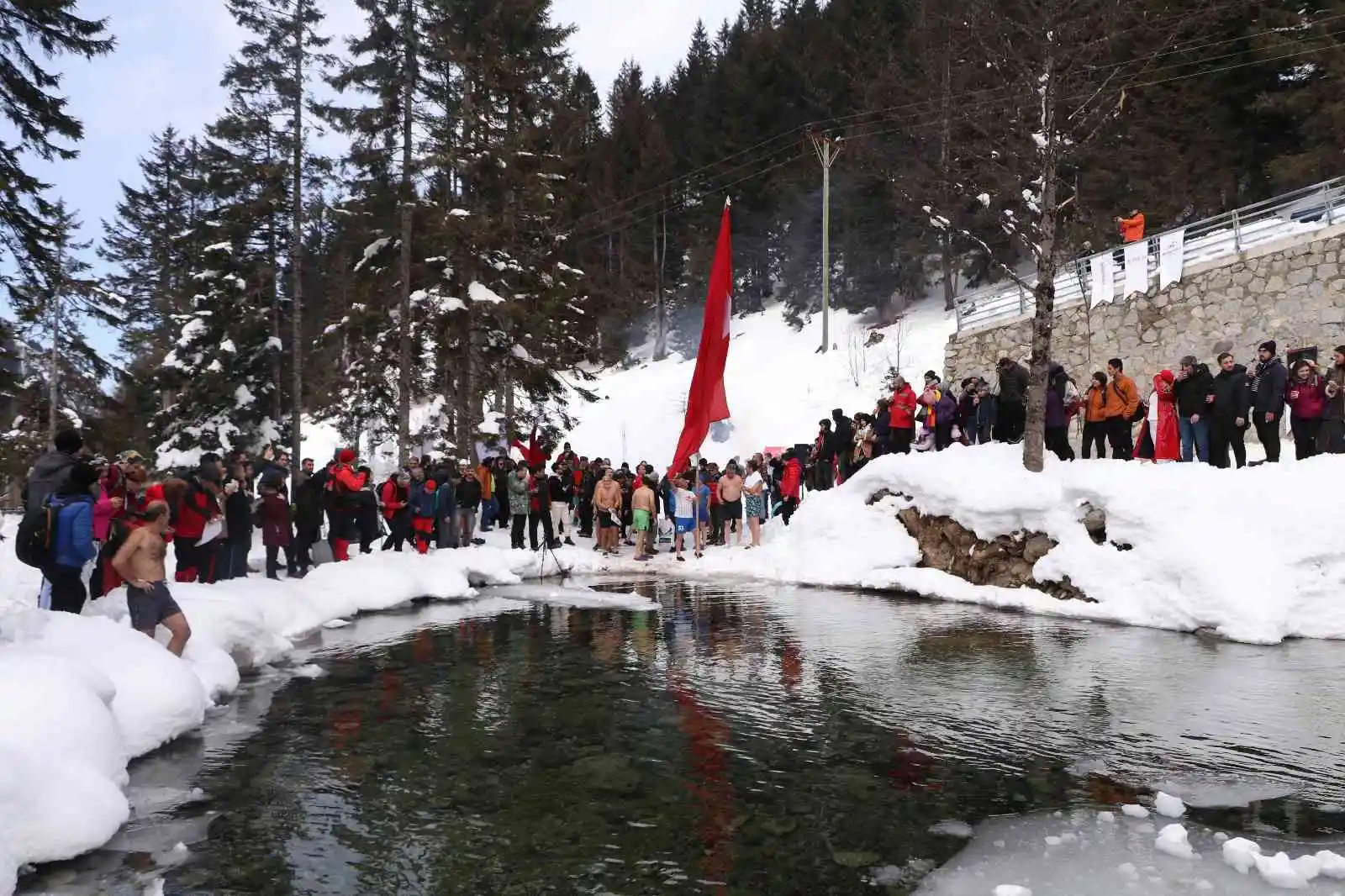 Kış Yüzme Şenliği renkli görüntülere sahne oldu