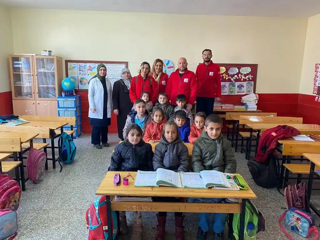 Kızılay’dan öğrencilere mont desteği