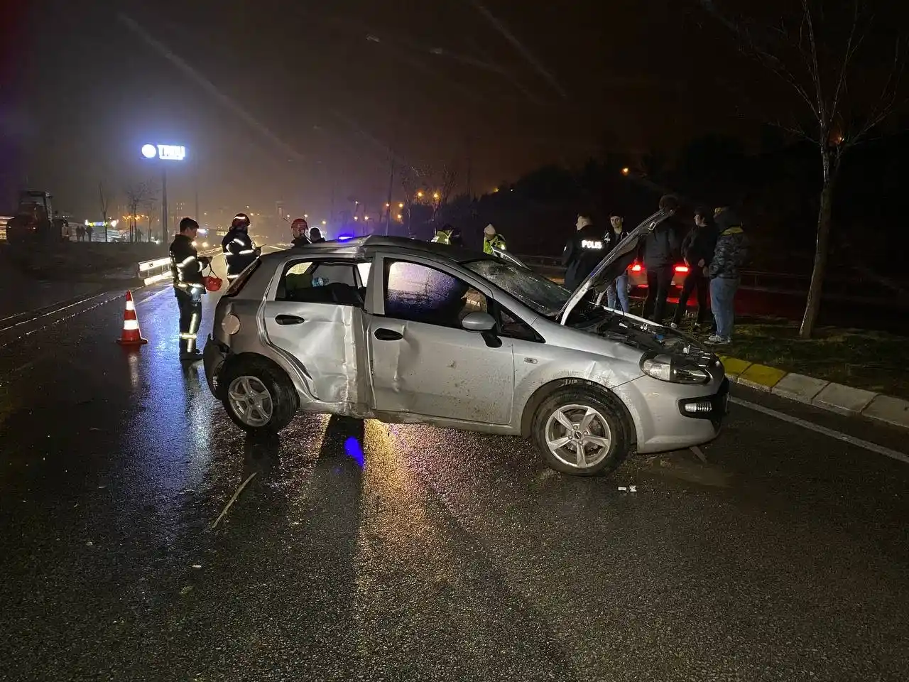 Kocaeli’de otomobil elektrik direği ve ağaçları devirdi: 2 yaralı