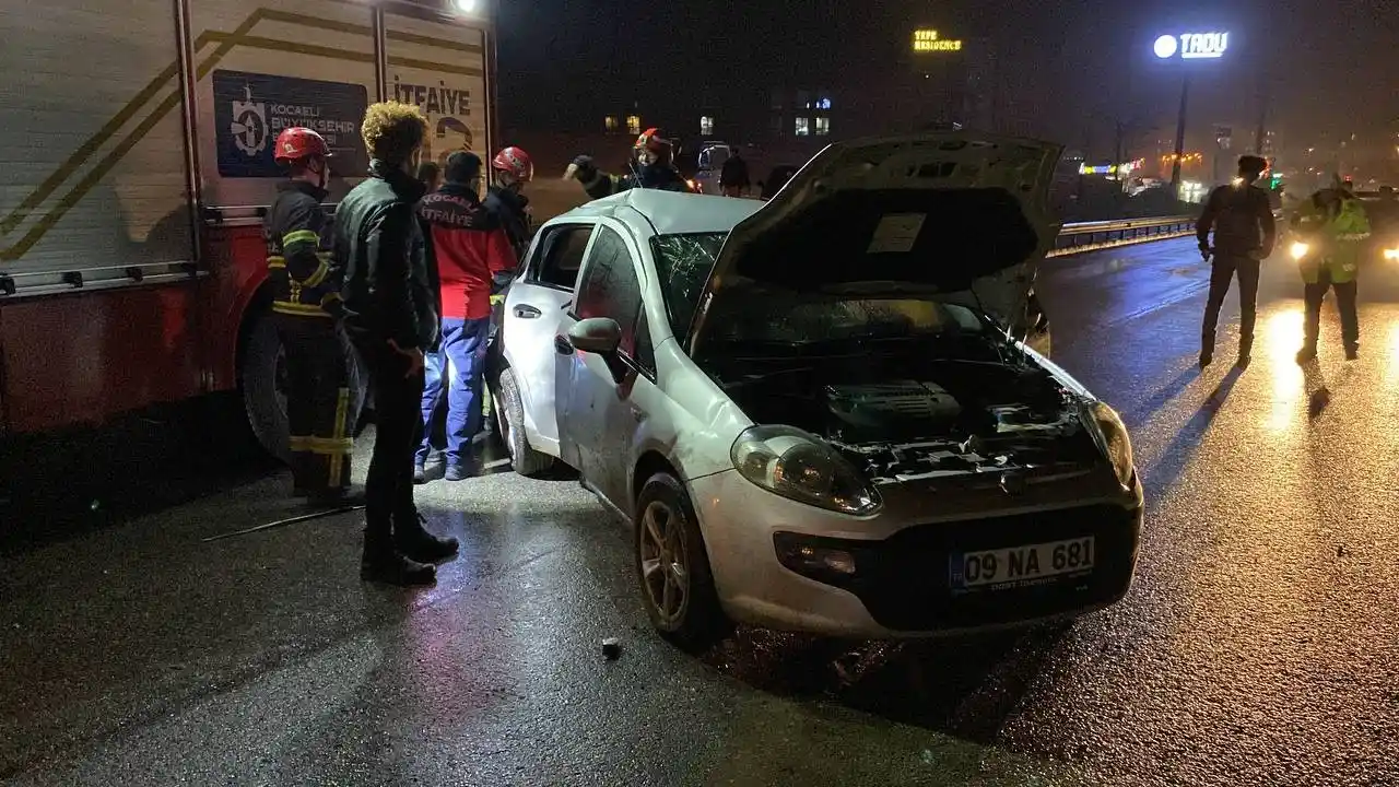 Kocaeli’de otomobil elektrik direği ve ağaçları devirdi: 2 yaralı