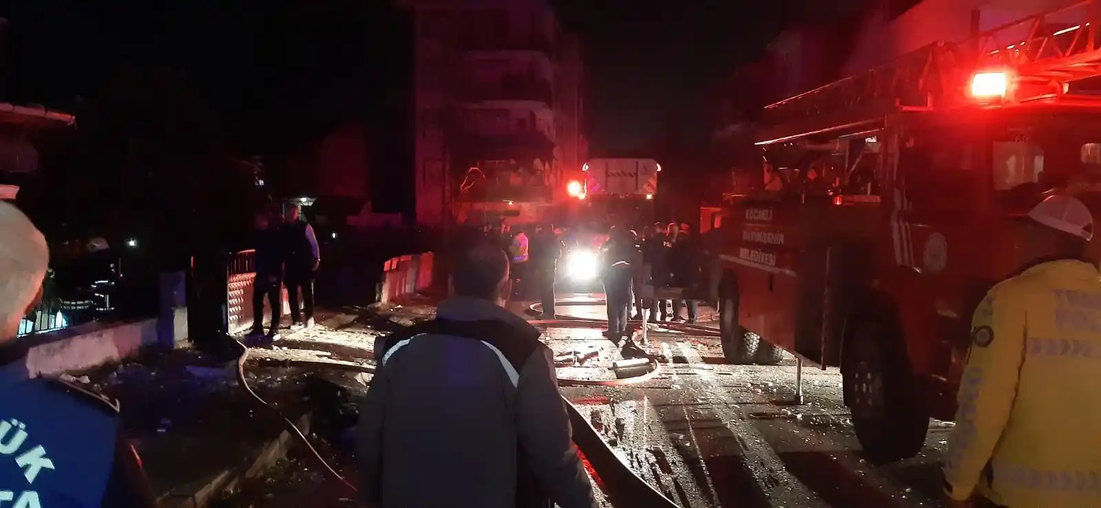 Kocaeli'de patlama: Olay yerine çok sayıda itfaiye, ambulans sevk edildi
