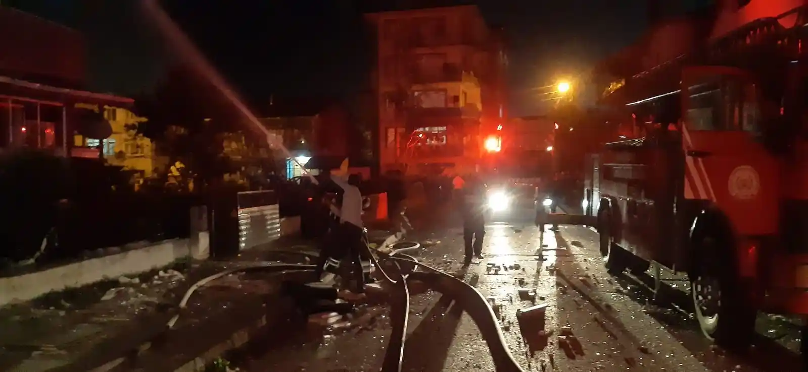 Kocaeli’de patlama: Olay yerine çok sayıda itfaiye, ambulans sevk edildi